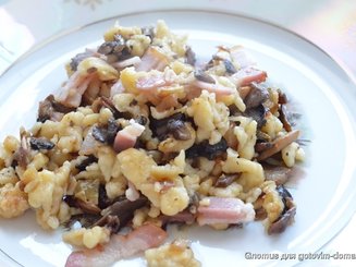 Шпецле с шампиньонами и беконом