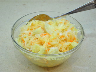 Белорусский салат с квашеной капустой и печёным картофелем