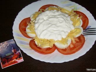 Салат из помидоров, яиц и сыра