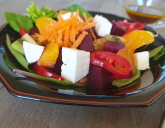 Салат витаминный со свёклой и сыром фета