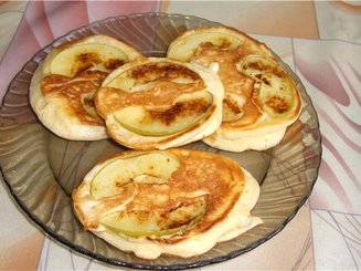 Бисквитные оладьи с яблоками