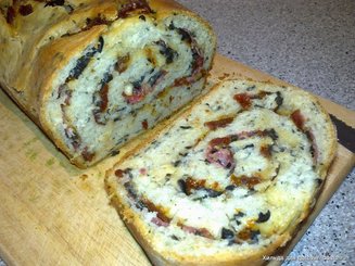 Пикантный кекс с салями, оливками и сыром