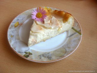 Яблочный пирог с творожным кремом и карамельным соусом