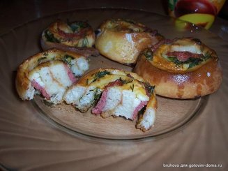Булочки-улитки с салями и моцареллой