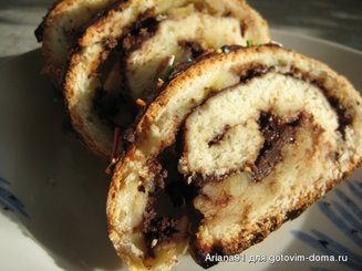 Творожный рулет с яблоками и шоколадом