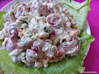 Американский салат с авокадо и помидорами