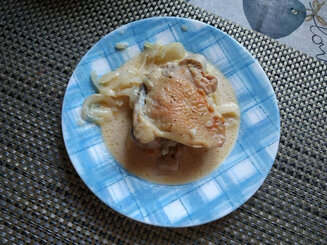 Курица, тушенная в белом вине