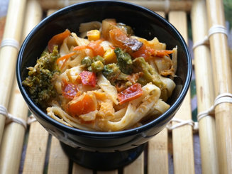 Лапша, обжаренная с овощами