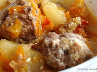 Рагу в горшочках из фрикаделек, с овощами и сливками