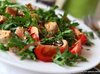 Салат из рукколы, помидор и блинных рулетиков
