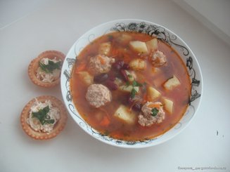 Пряный суп из фасоли с фрикаделями