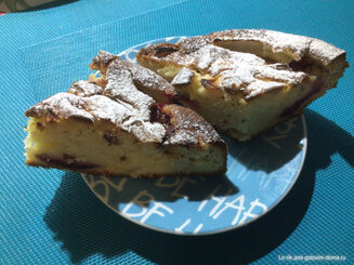 Пирог со сливами и яблоками