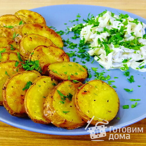 Золотая картошечка с салатом из маринованных огурцов