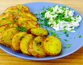 Золотая картошечка с салатом из маринованных огурцов