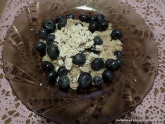 Овсяная каша с халвой и малиной