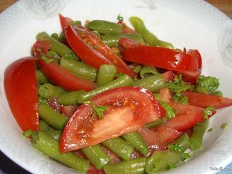 Салат с помидорами и стручковой фасолью