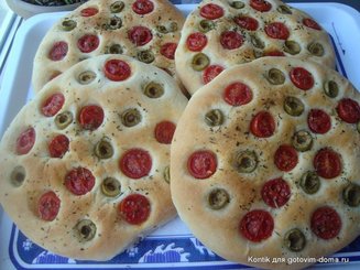Мини фокаччи с помидорами-черри и оливками