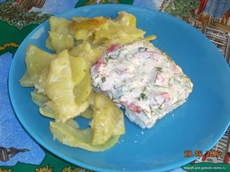 Рыба под соусом из сметаны, овощей и пармезана