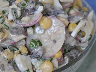 Весенний грибной салат с редисом, яйцами и кукурузой