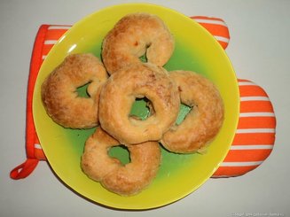 Колечки из слоеного теста с сыром