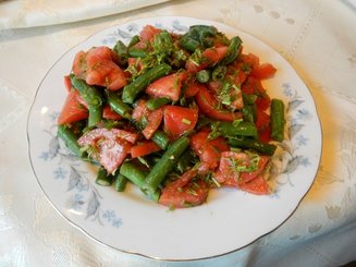 Салат с помидорами и стручковой фасолью
