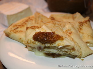 Французские блинчики с камамбером и инжирной горчицей