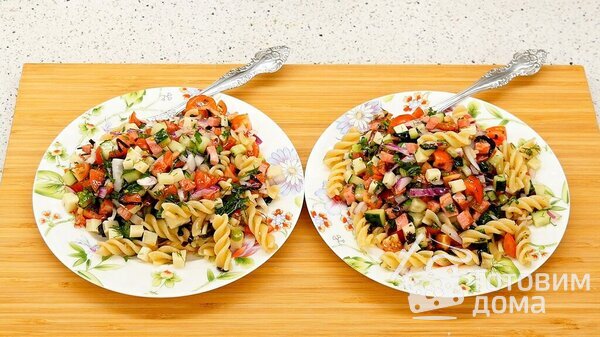 Тёплый а-ля итальянский салат с макаронами, колбасой, овощами и зеленью фото к рецепту 15