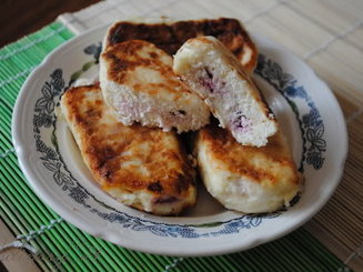 Сырники «Полешки с черной смородиной»