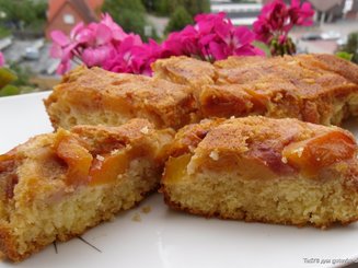 Кекс с карамелизированными нектаринами