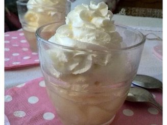 Десерт из грушевого желе, мороженого и взбитых сливок