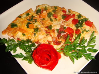 Яичница с помидорами и сыром