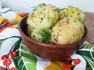 Молодой картофель, запеченный в мультиварке