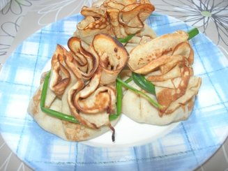 Блинные мешочки с начинкой из курицы с сыром