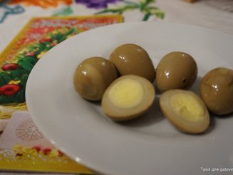 Варёные яйца, маринованные в соевом соусе со специями