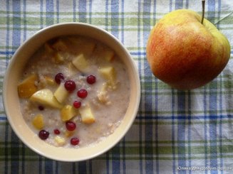 Овсяная каша с яблоком и клюквой