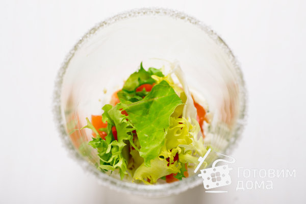 Салат с лососем, креветками и заправкой из сливочного сыра фото к рецепту 6