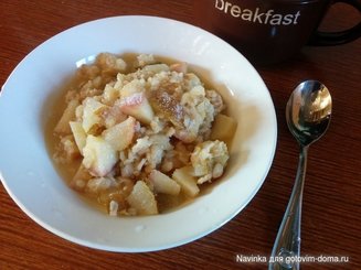 Овсяная каша с жареными яблоками