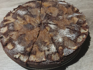 Шоколадный пирог с яблоками и корицей