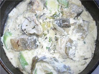 Хек с луком в сметанном соусе