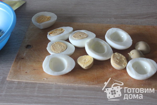 Фаршированные яйца с сыром и красной икрой фото к рецепту 1
