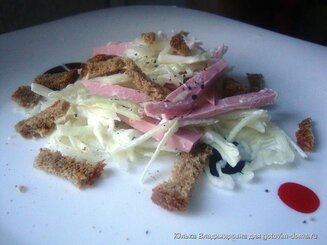 Капустный салат с колбасой и сухариками