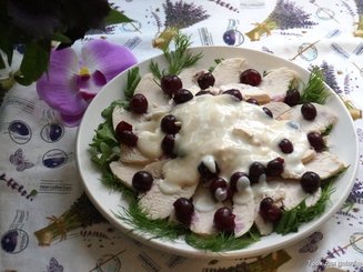 Салат с курицей и вишней