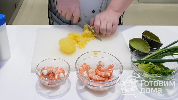Салат с креветками в лодочках из авокадо фото к рецепту 3
