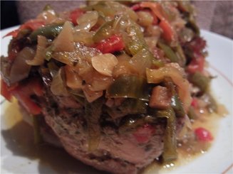 Мясо по-венгерски со сладким перцем и чили