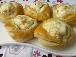 Закусочные пирожки с курицей и сыром