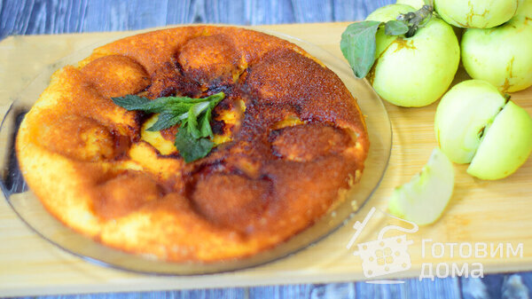 Бисквитный пирог с яблоками на сковороде фото к рецепту 8
