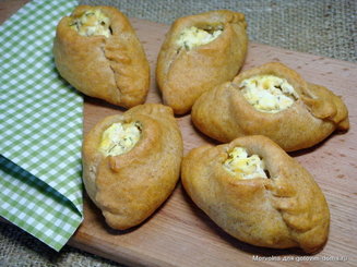 Открытые пирожки с сыром и зеленью