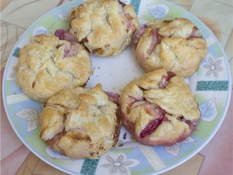 Слойки - пирожки с маскарпоне и вишней