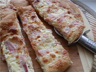 Фламмкухен из Эльзасса - пирог с луком, беконом и сыром