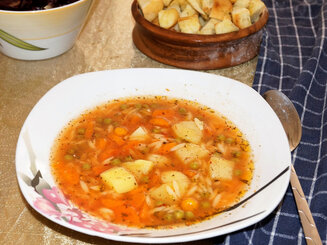 Овощной суп с чесноком и базиликом